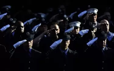  Пожарникарите на Ню Йорк пред мемориала на загиналите си колеги.