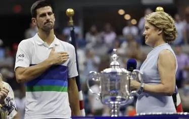 Новак Джокович изрази с насълзени очи благодарността си към хилядите фенове по трибуните, които всячески се опитаха да го задържат и върнат в мача.