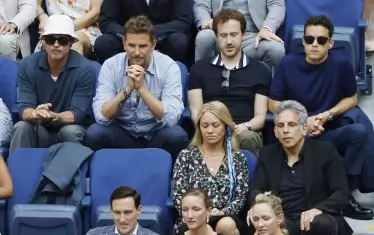 Холивудските звезди Брад Пит (вляво на задния ред), Брадли Купър (до него), Рами Малек (вдясно на задния ред), Бен Стилър (вдясно на предния ред) и Кристин Тейлър (до него) гледат умислени развоя на финала.