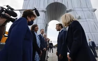 Президентът Еманюел Макрон, кметът на Париж Ан Идалго и министърът на културата Розлин Башло откриват Опакованата арка.