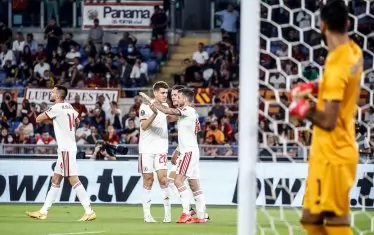 Португалският вратар на "Рома" Руи Патрисио се кани да се освежи със студена вода, докато футболистите на "ЦСКА-София" поздравяват Греъм Кери (№8) за гола във вратата му.