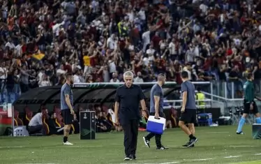 Специалния крачи умислен край терена, след като звездният му тим е изостанал рано в резултата на "Олимпико".