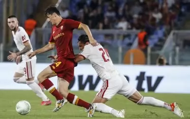 Халфът на "червените" Карло Мухар (вдясно) губи битката за топката с нападателя на "джалоросите" Елдор Шомуродов.