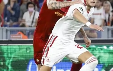 Двама нидерландци в спор за топката - десният бек на "Рома" Рик Карсдорп и дефанзивният халф на "ЦСКА-София" Томас Лам.