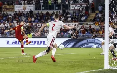 Капитанът на "Рома" Пелегрини някакси отново е насочил топката във вратата на "ЦСКА-София".