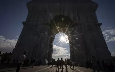 Президентът Еманюел Макрон, кметът на Париж Ан Идалго и министърът на културата Розлин Башло откриват Опакованата арка.