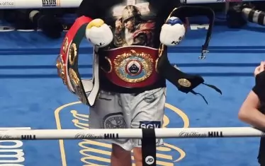 Новият световен шампион в тежка категория позира с коланите на WBA, IBF, WBO и IBO.