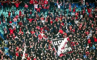 Както и по време на дербито срещу "Левски", агитката на "ЦСКА-София" не спазваше изискването за минимум две седалки разстояние между феновете.