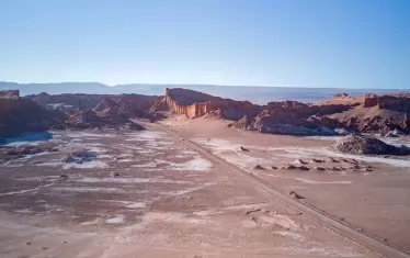 През пустинята минава магистрала.