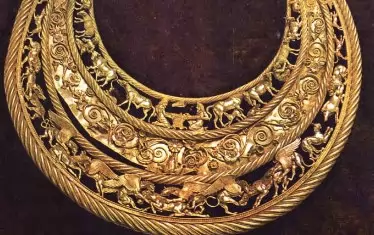 Елемент от златна огърлица от скитско погребение близо до град Покров в Украйна;  IV век пр.н.е.