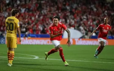  Уругваецът Дарвин Нунес (в средата) току що е отбелязал първия от двата си гола срещу "Барселона".