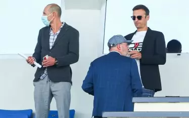 Димитър Бербатов заема мястото си в ложите в компанията на двама души от предизборния си екип - Мартин Петров (вляво) и члена на Изпълкома Петър Величков (в гръб).