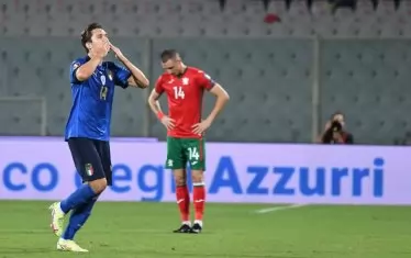 Нападателят на "адзурите" Федерико Киеза раздава въздушни целувки след попадението си, докато Антон Недялков (вдясно) се е оклюмал.