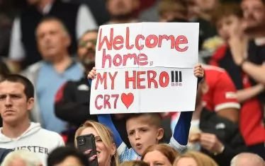 Феновете на препълнените трибуни на "Олд Трафорд" изразяваха по всевъзможни начини еуфорията си от завръщането на Роналдо.