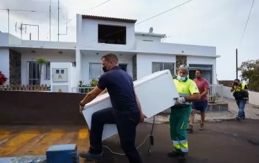  Местни се опитват да спасят вещите си, докато се евакуират, тъй като потокът от лава се движи по улиците на о. Ла Палма.