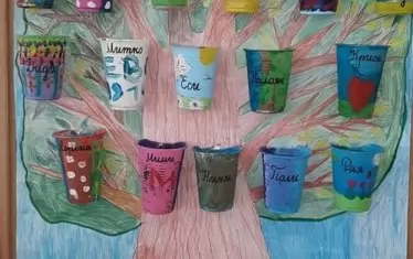 Дървото на доброто - Всеки път, когато някой ученик направи добро дело, чашката му се пълни.