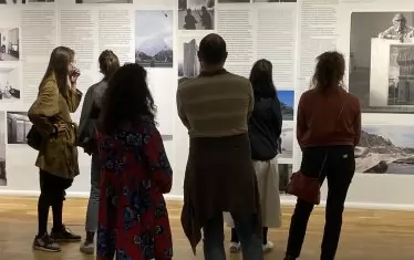 Пред стената с живота на Кристо и Жан-Клод.