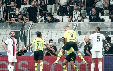  Ерлинг Холанд (№9) скача върху английския национал Джуд Белингам след гола си срещу "Бешикташ" в Истанбул.