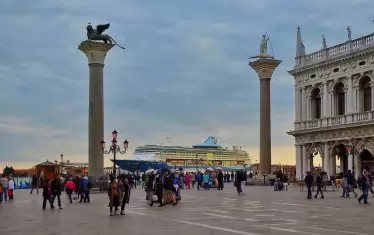 Круизен кораб на площад "Сан Марко" във Венеция.