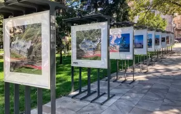 Постери на Кристо и Жан-Клод от колекцията на Художествената академия в градината Кристал.