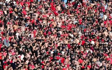 На трибуните на Националния стадион феновете и от двете страни по познат почин не се съобразяваха с противоепидемичните мерки за отстояние през две седалки между зрителите и носенето на маски.