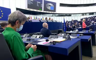 Камерата улови еврокомисарката по вътрешните работи Илва Йохансон (Швеция) да плете по време на речта на Фон дер Лайен.