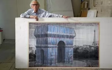 В студиото в Ню Йорк с подготвителна рисунка за „Опакованата Триумфална арка".