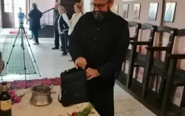 От 65 г. в църквата не е служил свещеник. До миналия уикенд, когато психиатърът Сашо Цанков довежда такъв от Белоградчик.