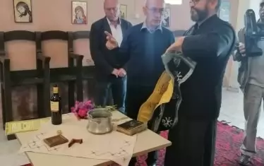 По време на приготовленията за освещаването на новите икони.
