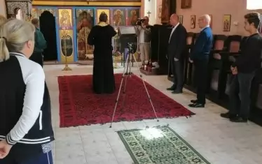 След десетки години забвение църквата "Вознесение Господне" в село Бело поле вече грее с новия си иконостас.