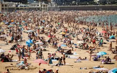 Плажовете в Испания привличат туристи от цял свят.