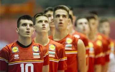 Младите "лъвове" слушат "Мила родино" преди началото на финалния мач от световното първенство по волейбол за юноши до 19 г.