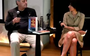  Калин Тодоров представя с дъщеря си Соня своята книга "Зад завесата са соца".