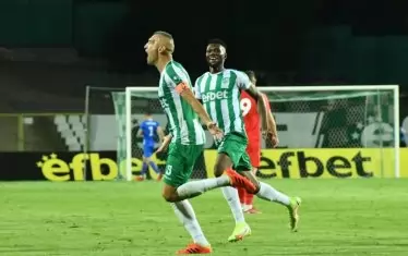 Нападателят ликува след отбелязването на своя гол №254, с който подобри считания за вечен рекорд на Петър Жеков.