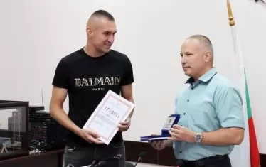 След подобряването на рекорда Камбуров получи почетен знак и грамота от областния управител на Стара Загора Иван Чолаков.