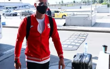 Футболистът на "Лудогорец" Кирил Десподов е сложил слънчеви очила, въпреки ранния час на тръгване за Италия.