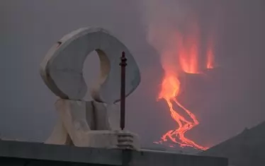 Предупреждения за отровни газове на остров Ла Палма заради вулкана