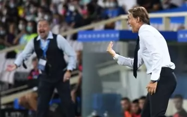 Селекционерите Роберто Манчини и Ясен Петров (на заден план) дават указания на висок глас.