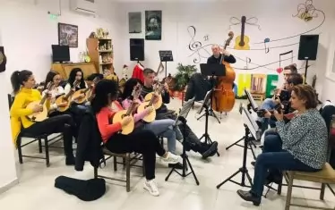 Репетициите минават в изненадваща дисциплина, а след тях оркестрантите сядат на по кафе като семейство.