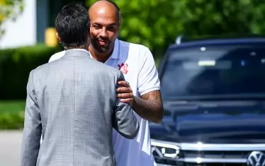 Продължават да витаят съмнения, че предложението за забрана на вратари извън ЕС да пазят в Първа лига, което после тихомълком бе заметено, е било направено заради положението на Николай Михайлов в "Левски" при Петър Хубчев.