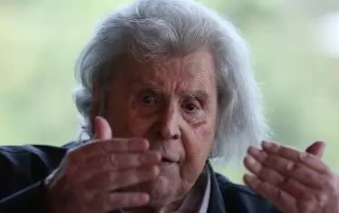 На 96 години почина Микис Теодоракис