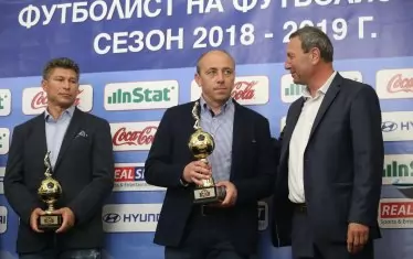 При награждаването като треньор №1 в България за сезон 2018/19 в анкетата "Футболист на футболистите".