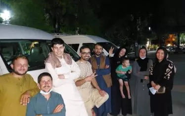 Част от екипа на ''Новзад'' позира за снимка, след като успяват да се евакуират успешно от Афганистан.