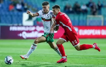 Единственият българин, играещ редовно в Серия А - Петко Христов (вляво), се превърна само за няколко месеца в твърд титуляр в защитата на националния тим.