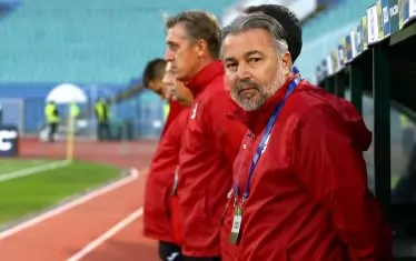 Селекционерът Ясен Петров очаква началото на контролата, играна на ст. "Васил Левски".