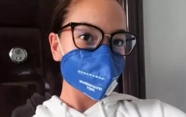   Преброителите носят сини маски с надпис.