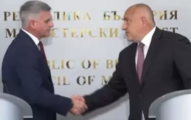  Бойко Борисов предава на Стефан Янев премиерската щафета, а с нея и енергийната "кутия на Пандора".