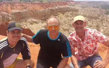 С помощниците си от престоя в Ангола - Петьо Костадинов (вляво) и Здравко Здравков (вдясно), пред изумителния "лунен пейзаж" край река Куанза.