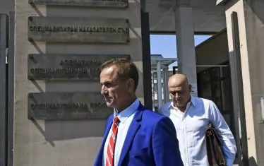 Отстраненият като кмет на Созопол Панайот Рейзи излиза от Специализирания наказателен съд. Тежките обвинения не доведоха до логичен морален акт да подаде оставка от Изпълкома (поне до изясняване на случая). А и никой в ИК сякаш не се впечатли от случващото се.