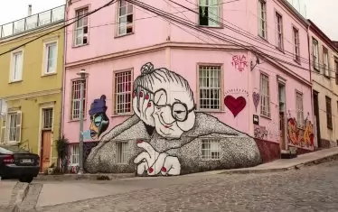 Валпарайсо изглежда като галерия на открито.